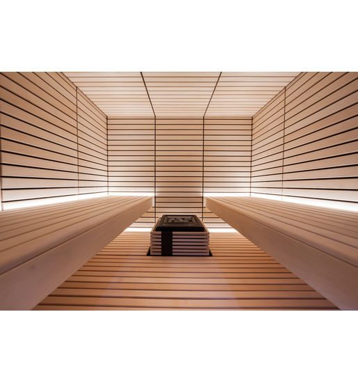 Elementsaunen in der Ausstellung von Wellness Wiedel an der B2 zwischen Augsburg und München – parallele Bänke des Modells Lindea