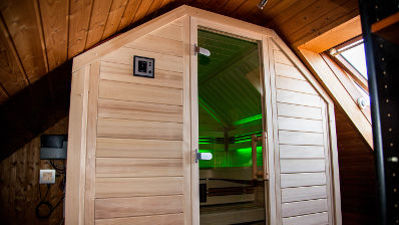 Sauna unterm Dach - eingebaut von Wellness Wiedel – Saunabauer für ganz Bayern