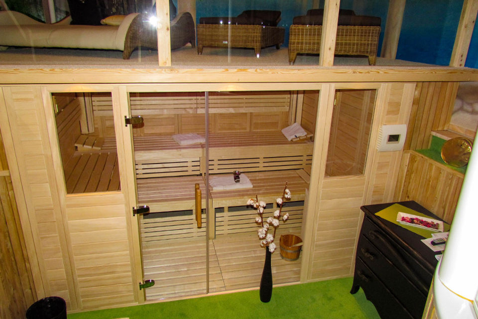 Foto eines zur Sauna mit darüber angebrachter Liegefläche umgebauten Pools, geplant und eingebaut von Armin Wiedel - Wellness Wiedel