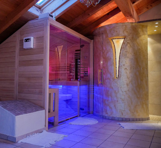 Masonry individuelle Innensauna auf dem Dach von Wellness Wiedel – Saunabauer in Bayern
